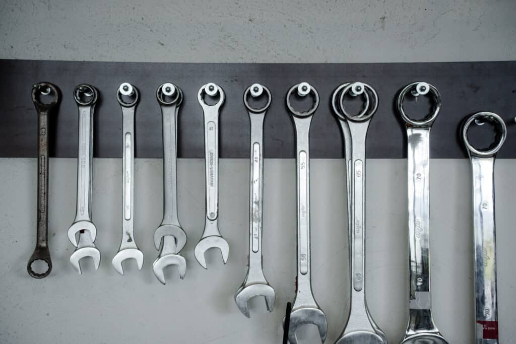 industrieumgebung-werkstatt b-roll-aufnahme werkzeugwand-schraubenschlüssel detailaufnahme-produktvideo fertigungstechnik-b2b imagefilm-industrie close-up-metallwerkzeug ordnungs-system werkstatt-b-roll