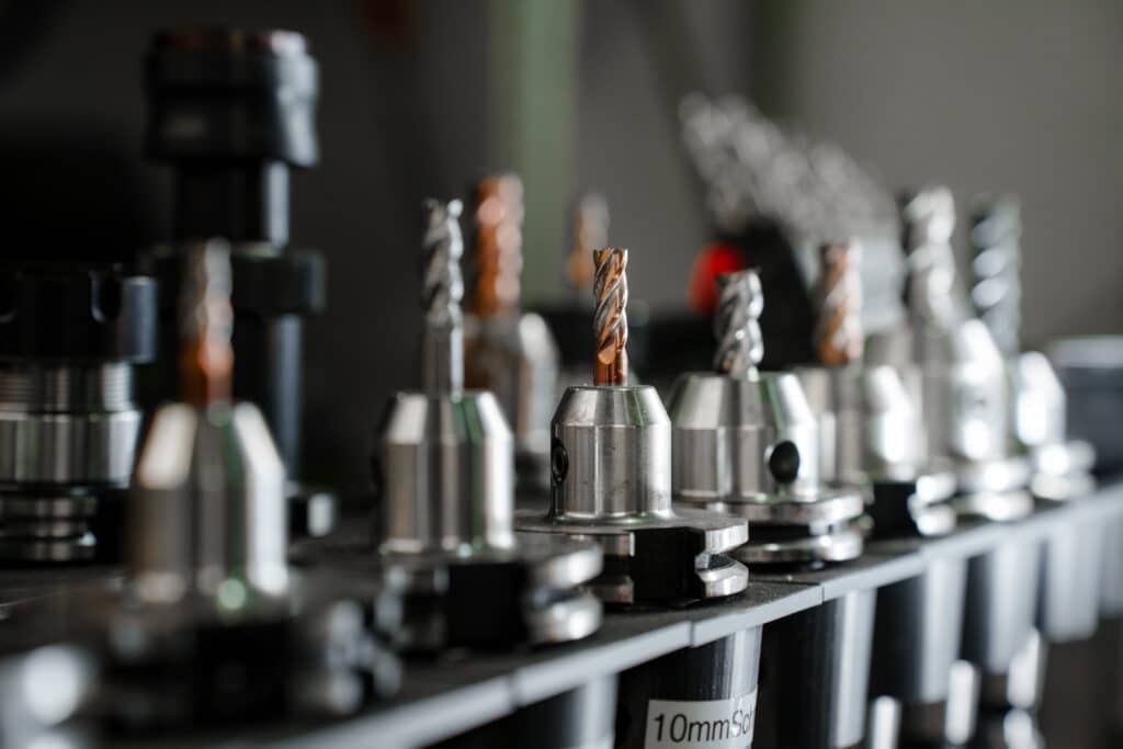 Industrieumgebung-CNC-Werkzeuge Metallbearbeitung-Detailaufnahme Makroaufnahme-Produktvideo Kamera-Setup-Industrie CNC-Fräswerkzeug-Nahaufnahme Fertigungsprozess-Imagefilm B2B-Videoproduktion-Knusper-Studios Maschinenbau-Produktinszenierung