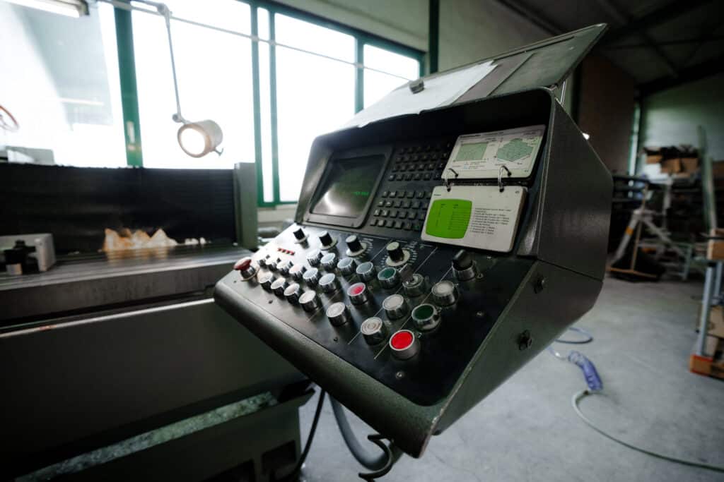 industrieumgebung-cnc-bedienpult, fräsmaschine-steuerung, werkhalle-nahaufnahme, b-roll-produktion, produktvideo-imagefilm, fertigung-prozesstechnik, technische-details, metallbearbeitung-maschinenpark