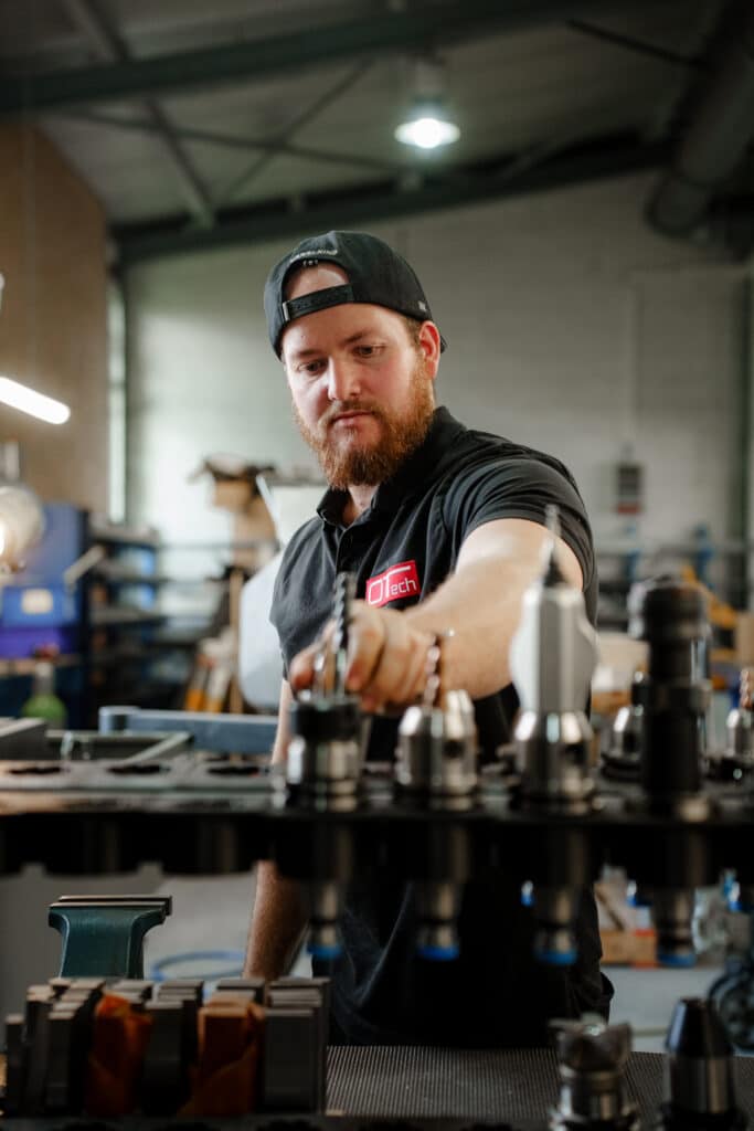 industrie-umgebung, cnc-fertigung, metall-bearbeitung, werkzeug-wechsel, bohrer-aufnahme, maschinen-halle, mitarbeiter-am-arbeitsplatz, produktions-prozess, recruiting-video, imagefilm-dreh