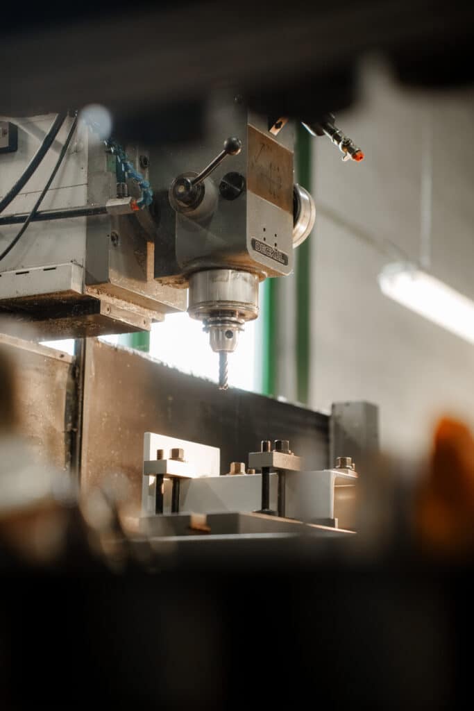 industrieumgebung-cnc-fräse metallbearbeitung-nahaufnahme produktionsprozess-präzisionsfräsen werkstück-einspannen maschinenaufnahme-fertigung produktvideo-imagefilm-b2b werkhalle-industrie