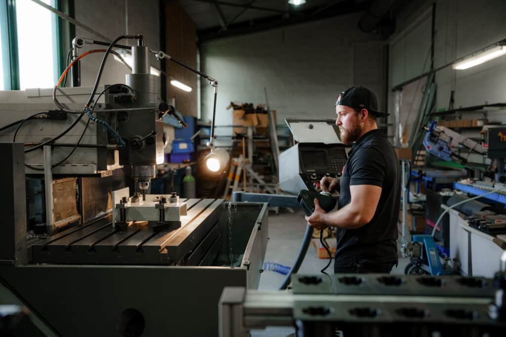 industrieumgebung-cnc-fräsmaschine-maschinenbedienung-fertigung-detailaufnahme-produktvideo-imagefilm-dreh