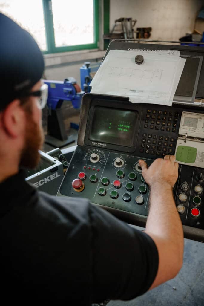 Industrie-Umgebung CNC-Maschine Steuerpult-Bedienung Detail-Aufnahme Produktions-Prozess Maschinenbau-Werkstatt Produkt-Video Imagefilm-Dreh