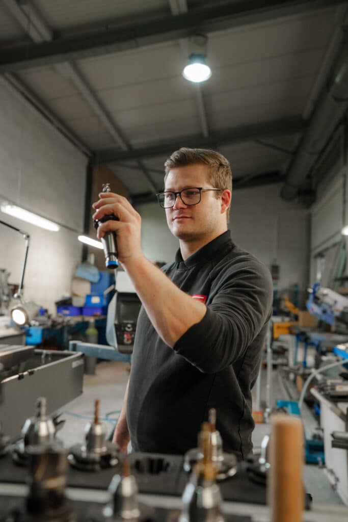 industrie-umgebung-cnc-fertigung-werkstatt-szene-werkzeug-prüfung-maschinenbau-nah-aufnahme-imagefilm-dreh-recruiting-video-produkt-video
