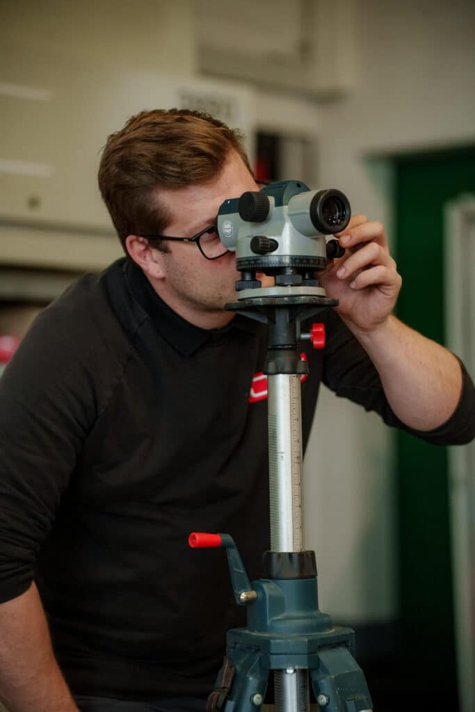 Industrie-Umgebung Vermessungs-Setup Theodolit-auf-Stativ Präzisions-Messung Technik-Detail Imagefilm-Dreh Recruiting-Video B2B-Videoproduktion