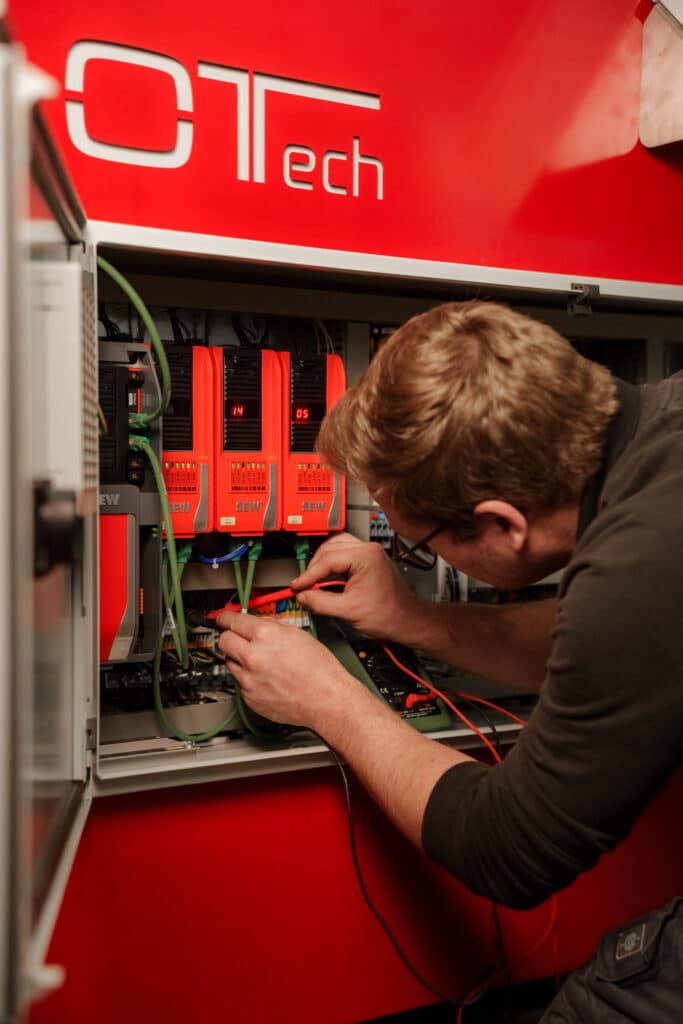 industrieumgebung-aufnahme schaltschrank-verkabelung antriebstechnik-detail elektrotechnik-wartung techniker-arbeit produktvideo-imagefilm b2b-videoproduktion