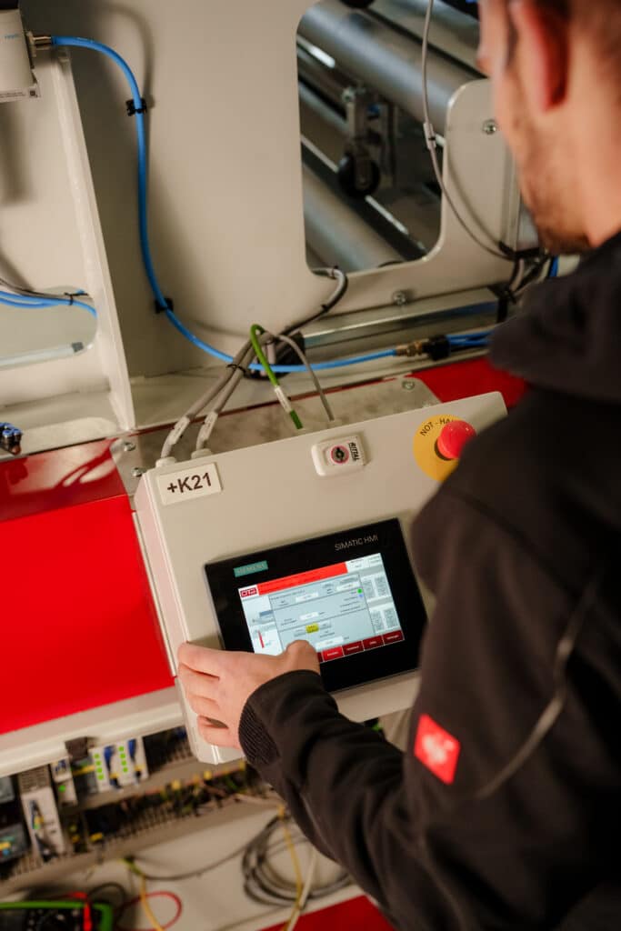 Industrieumgebung-Maschinensteuerung-HMI-Touchdisplay-Siemens-SIMATIC-Bedienpanel-Not-Aus-Produktionsanlage-Detailaufnahme-Produktvideo-Imagefilm-Dreh-B2B