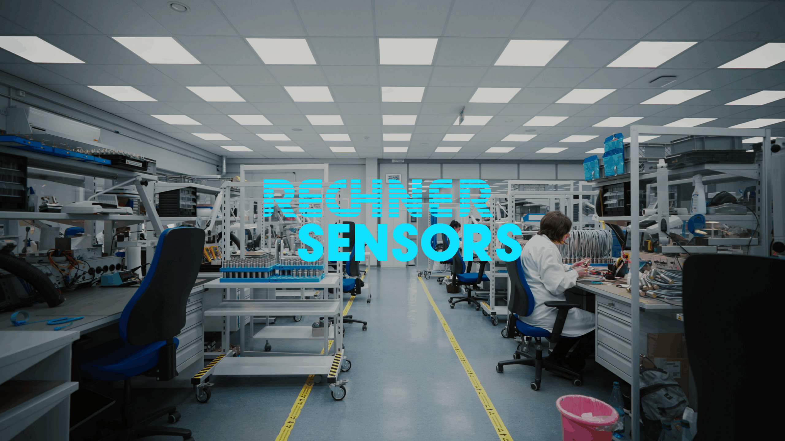 Industrieumgebung-Elektronikfertigung Sensorik-Produktionshalle Reinraum-Laborarbeitsplätze Montage-von-Baugruppen Lötarbeitsplatz-Detailshots Imagefilm-Dreh Produktvideo-B2B Hightech-Industrie-Ästhetik