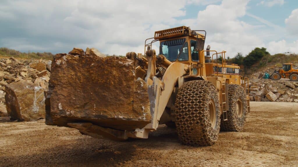 Steinbruch-Industrieumgebung Schwerlast-Radlader Felsblock-Transport Baumaschinen-Einsatz Produktvideo-Industrie Imagefilm-Dreh On-Location-Dreh Staubige-Abbaufläche