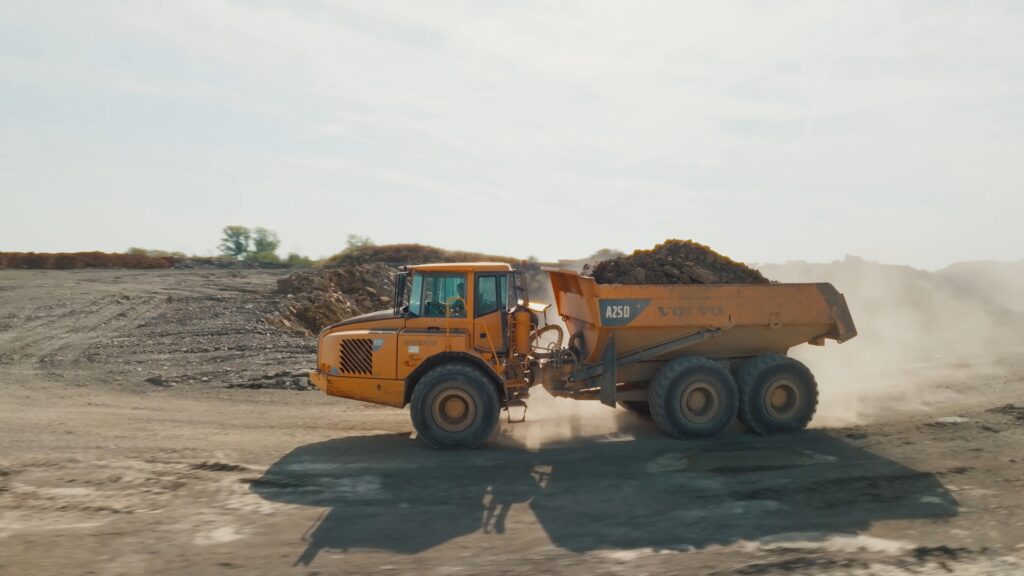 Industrie-Umgebung Steinbruch-Baustelle Muldenkipper-Fahrzeug Erdbewegungs-Transport Schwerlast-Logistik Staubwolken-Dynamik Fahrtszenen-Aufnahme Imagefilm-Dreh Produktvideo-Baumaschinen Recruiting-Video