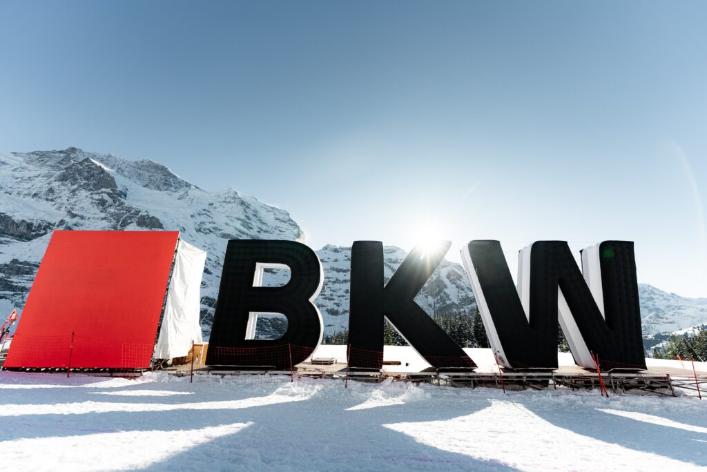 Imagefilm-Dreh Eventfilm-Produktion Outdoor-Branding Marken-Installation Alpen-Kulisse Schnee-Location Sonnen-Flare Großformat-Buchstaben Winter-Event Sponsoring-Inszenierung Weitwinkel-Aufnahme Corporate-Branding