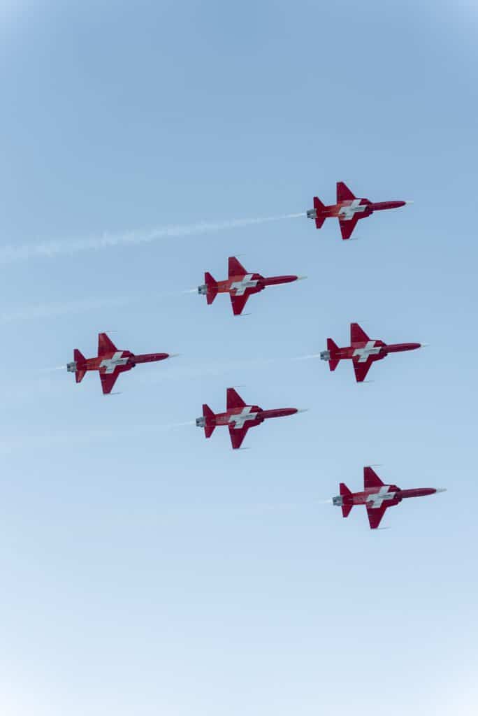 Luftshow-Formationsflug Kunstflugstaffel-rote-Jets Blauer-Himmel Kondensstreifen-Dynamik Eventfilm-Produktion Kinoreife-Action Markenfilm-B2B