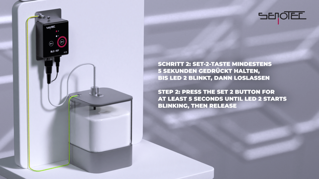 3D-Animation-Produktvideo, Industrie-Umgebung, Elektronik-Steuergerät, Füllstandssensor-Behälter, Onscreen-Anleitung, Erklärvideo-Grafik, Detailaufnahme-Kabelanschluss, Clean-Studio-Setup, Technik-Visualisierung