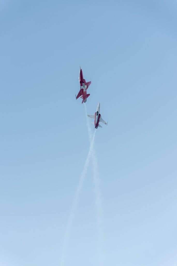 Luftaufnahme-Kunstflug Jet-Formation Airshow-Eventfilm Kondensstreifen-Action Himmel-Weitwinkel Highspeed-Aufnahme B2B-Contentproduktion