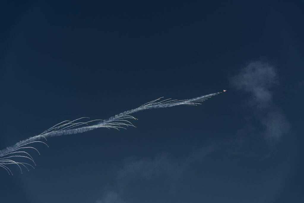 Luftaufnahme-Flugshow-Jet-Flares-Rauchspuren-Nachtblauer-Himmel-Action-Cinematic-Eventfilm