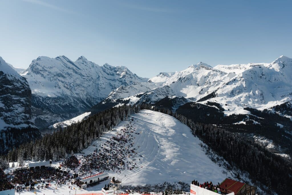 drohnen-aufnahme alpen-panorama wintersport-event ski-rennen schnee-landschaft outdoor-produktion live-event-film zuschauer-menge event-dokumentation sport-event-produktion winter-kulisse