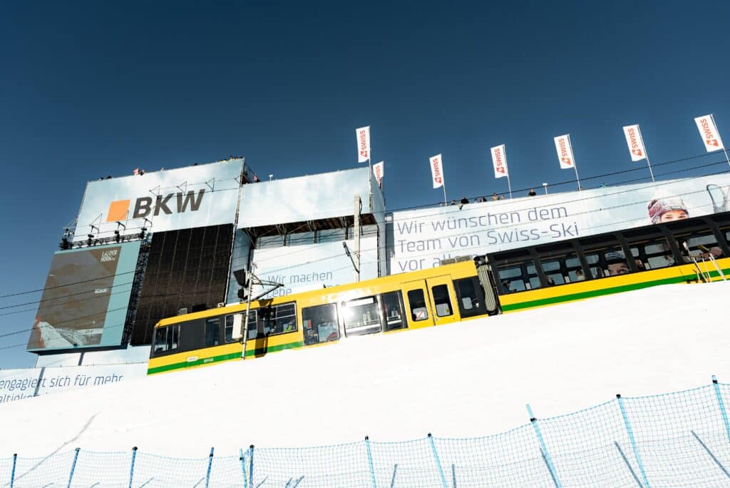 Winter-Sportevent-Location, Bergbahn-Aufnahme, Schnee-Landschaft, Sponsoring-Branding, Großformat-LED-Wand, Werbebanner-Inszenierung, Skigebiet-Infrastruktur, Eventfilm-Dreh, Tageslicht-Kinematografie, Marken-Präsenz