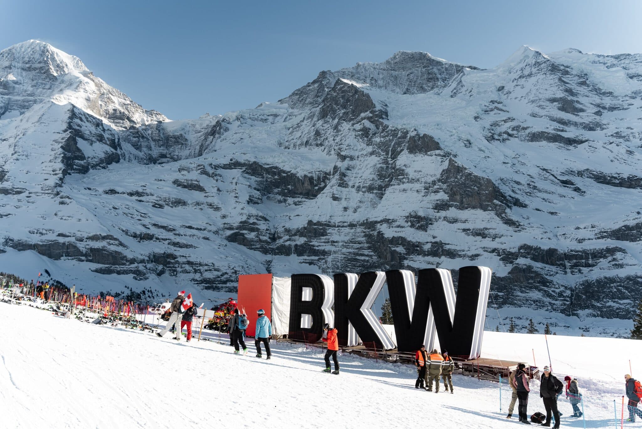 winterlandschaft-bergkulisse, skigebiet-eventproduktion, imagefilm-dreh-outdoor, bkw-branding-installation, großbuchstaben-bühne, drohnenaufnahme-geeignet, markeninszenierung-sportsponsoring