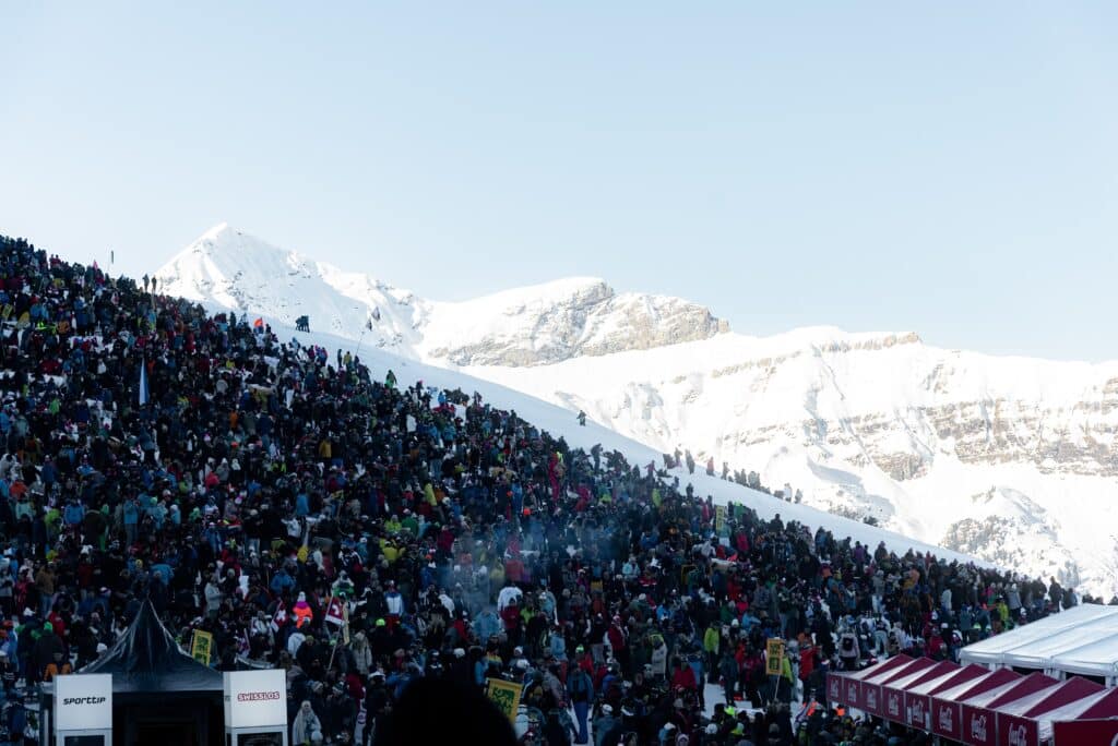 Eventfilm-Wintersport, Skirennen-Zuschauermenge, Bergpanorama-Schneelandschaft, Outdoor-Videoaufnahme, Markenpräsenz-Zelte, Reportage-Dreh, Stimmungsbilder-Publikum, Social-Content-Produktion