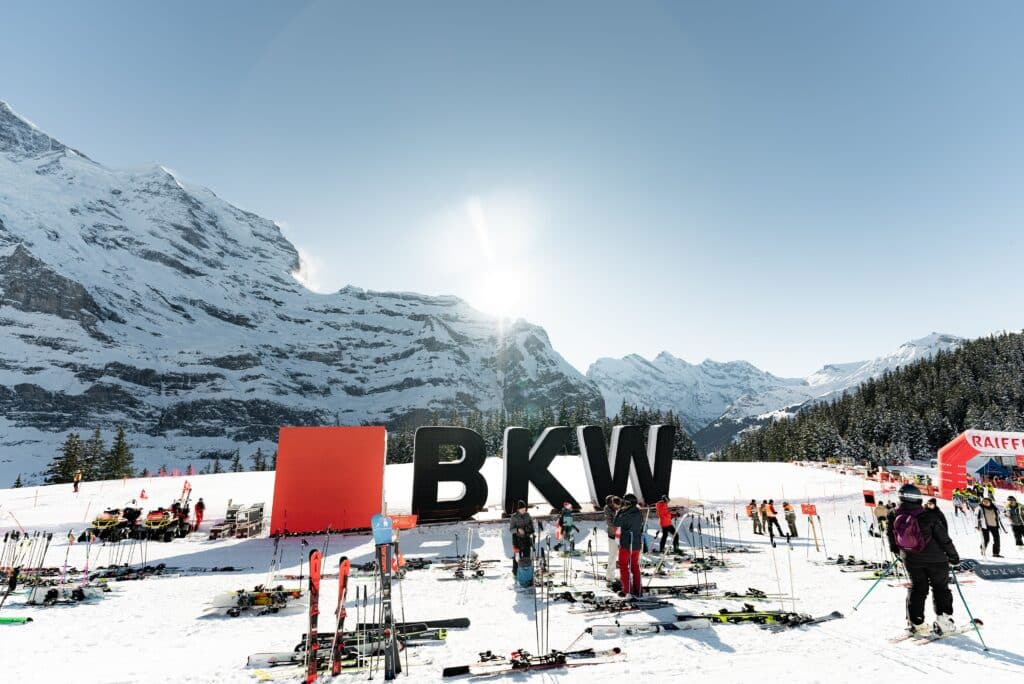 Eventfilm-Dreh, Ski-Event, Alpen-Kulisse, Winter-Landschaft, Marken-Inszenierung, Großformat-Branding, Skipisten-Setup, Kamera-Setup, Drohnenaufnahme-Alpen, Outdoor-Produktion