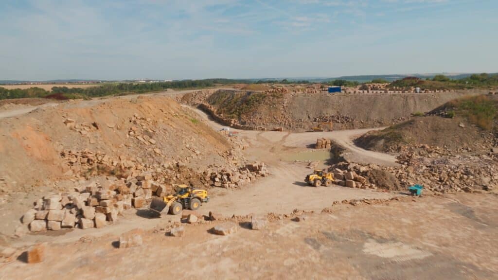 drohnenaufnahme-steinbruch-industrieumgebung-radlader-tagebau-baumaschinen-luftaufnahme-schotterwerk-imagefilm-dreh
