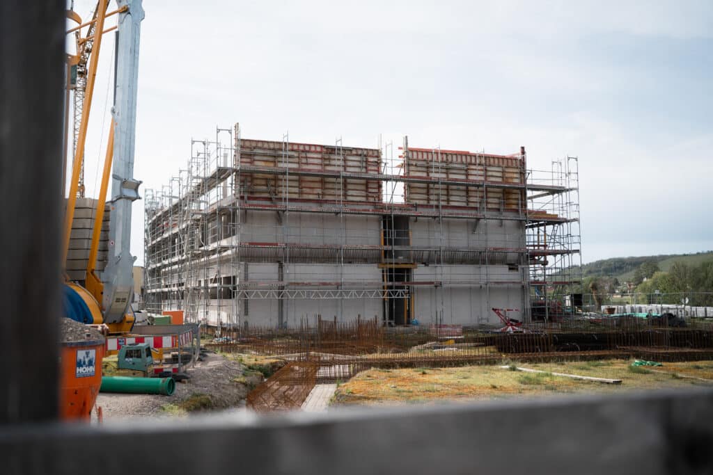 industrieumgebung-baustelle-rohbau-gerüste-kran-stahlbewehrung-baudokumentation-industriefilm-produktionsstandort