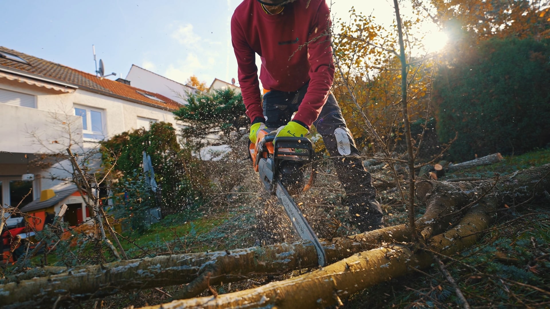 Imagefilm-Dreh, Recruiting-Video-Handwerk, Baumpflege-Einsatz, Motorsägen-Nahaufnahme, Holzfällung-im-Garten, Späne-Action, Sicherheits-Equipment, Herbst-Lichtstimmung, Action-Aufnahme, Knusper-Studios-B2B-Videoproduktion