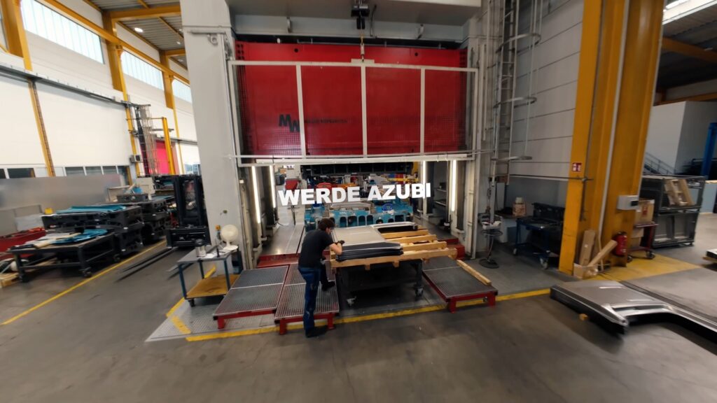 Recruiting-Video, Azubi-Recruiting, Industrie-Produktionshalle, Maschinenpresse, Metall-Bearbeitung, Werks-Aufnahme, B-Roll-Industrie, Kamera-Fahrt, Employer-Branding, Fertigungs-Prozess