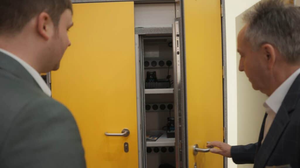 Produktvideo-Industrieschrank Ladestation-Vorführung gelbe-Türen Detailaufnahme-Messefilm B2B-Imagefilm-Dreh