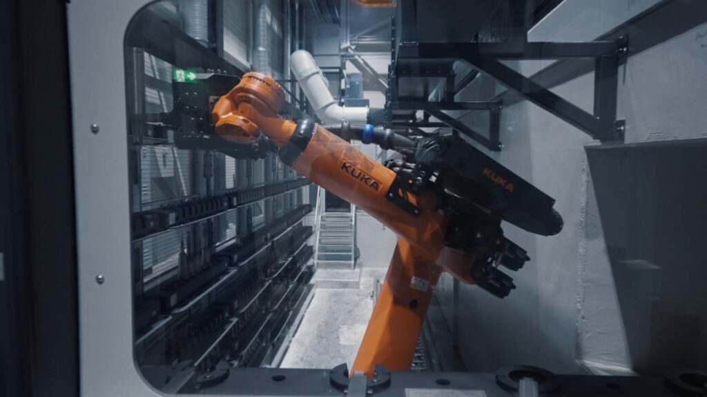 industrieumgebung-industrierobotik-roboterarm-automatisierte-fertigung-fertigungszelle-smart-factory-maschinenbau-produktionsanlage-produktvideo-b-roll-hightech