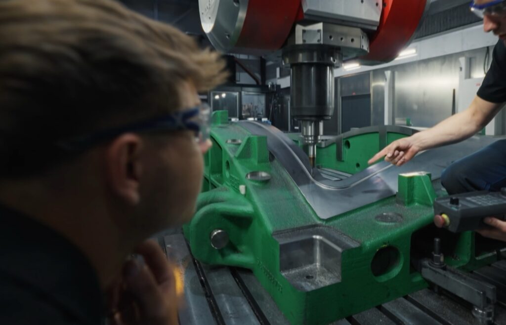 industrie-umgebung cnc-fräszentrum nahaufnahme-detail präzisions-bearbeitung metall-formteil qualitäts-prüfung werkhalle-produktion b2b-imagefilm produkt-video