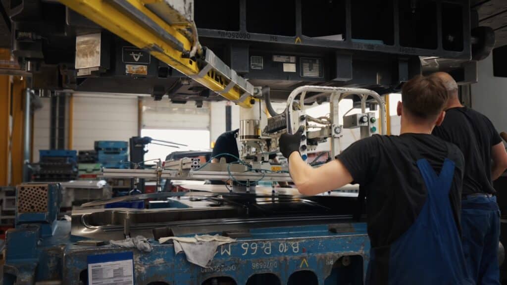 industrieumgebung-fertigungshalle-maschinenbedienung-metallverarbeitung-automatisierung-produktionslinie-roboterarm-detailaufnahme-b-roll-produktvideo-imagefilm-recruiting-video