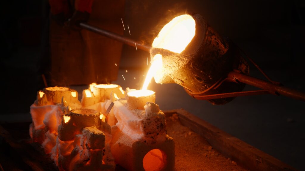 industrieumgebung-gießerei-metallguss-flüssigmetall-abguss-schmelztiegel-funken-nahaufnahme-produktionsprozess-produktvideo-imagefilm-dreh-b-roll
