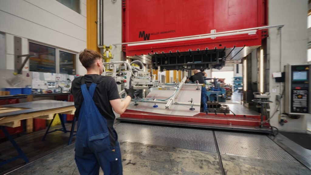 Industrieumgebung-Presswerk Blechverarbeitung-Automatisierung Hydraulikpresse-Fertigung Vakuumsauger-Handling Maschinenbau-Produktion Werkshalle-Detailaufnahme Produktvideo-Imagefilm Recruiting-Video Kamera-Setup-Industrie