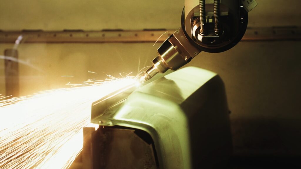 Roboter-Laserschweißen, Metallbearbeitungs-Funkenflug, Industrie-Umgebung, Fertigungs-Linie, Produktvideo-Dreh, Imagefilm-Szene, Detail-Makroaufnahme, Hightech-Automation, Automotive-Blechkomponente, B2B-Industriefilm