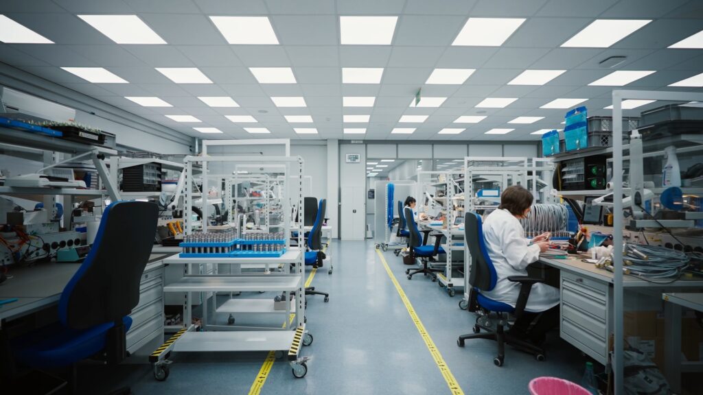 Industrieumgebung-Elektronikfertigung, Labor-Produktionslinie, Montage-Arbeitsplätze, Hightech-Equipment, Qualitätssicherung-Prozess, Imagefilm-Dreh, Produktvideo-Industrie