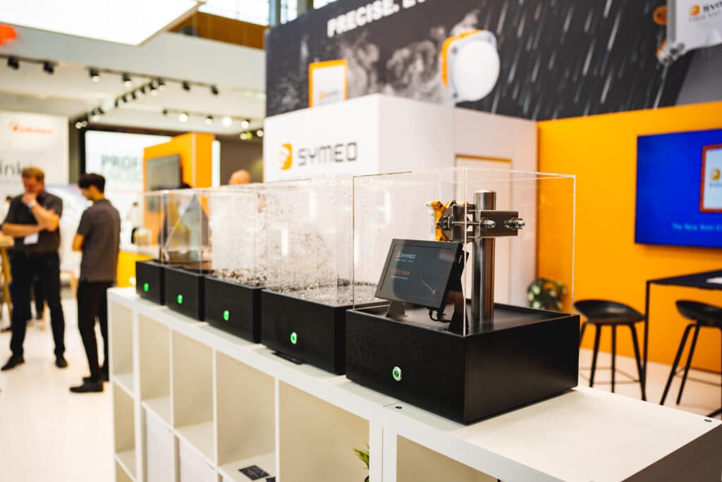 messefilm-technologiestand produktdemo-sensorik industrie-messsysteme glasvitrinen-exponate touchscreen-steuerung b-roll-detailaufnahmen markenauftritt-b2b innovations-präsentation