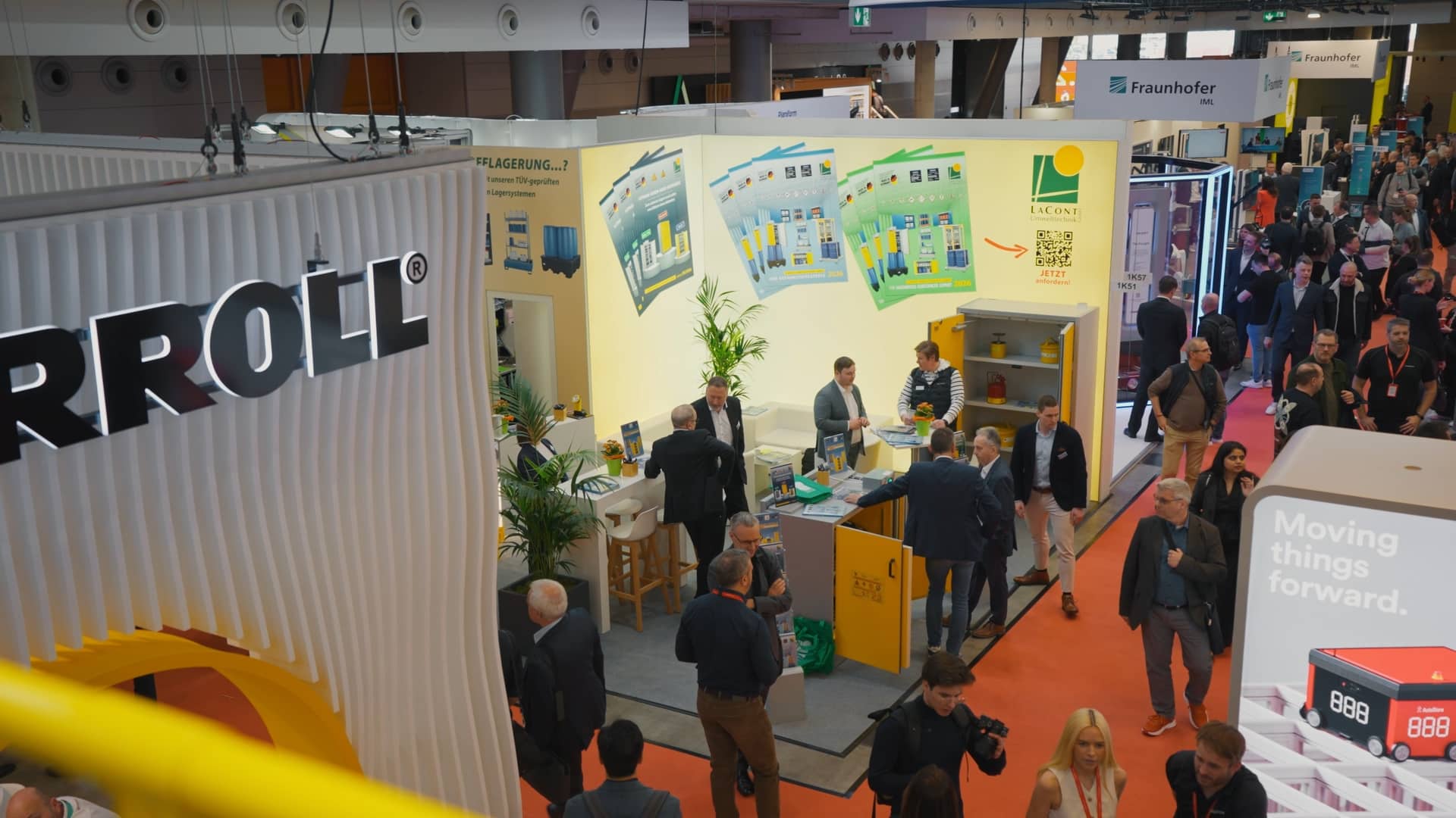 Messefilm-Aufnahme, B2B-Messe, Messestand-Interaktion, Produkt-Präsentation, Event-Dokumentation, Networking-Szene, Branding-Displays, Industrie-Technik, Besucher-Andrang, Kamera-Begleitung, Corporate-Design