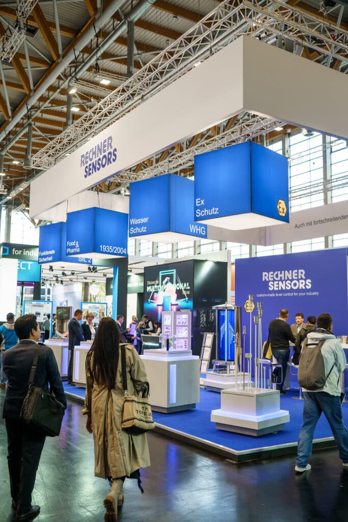 Messefilm-Aufnahme, Produkt-Präsentation, Industrie-Sensorik, Technik-Messestand, B2B-Event, Besucher-Interaktion, Marken-Auftritt, Event-Atmosphäre, Weitwinkel-Messehalle, Corporate-Video