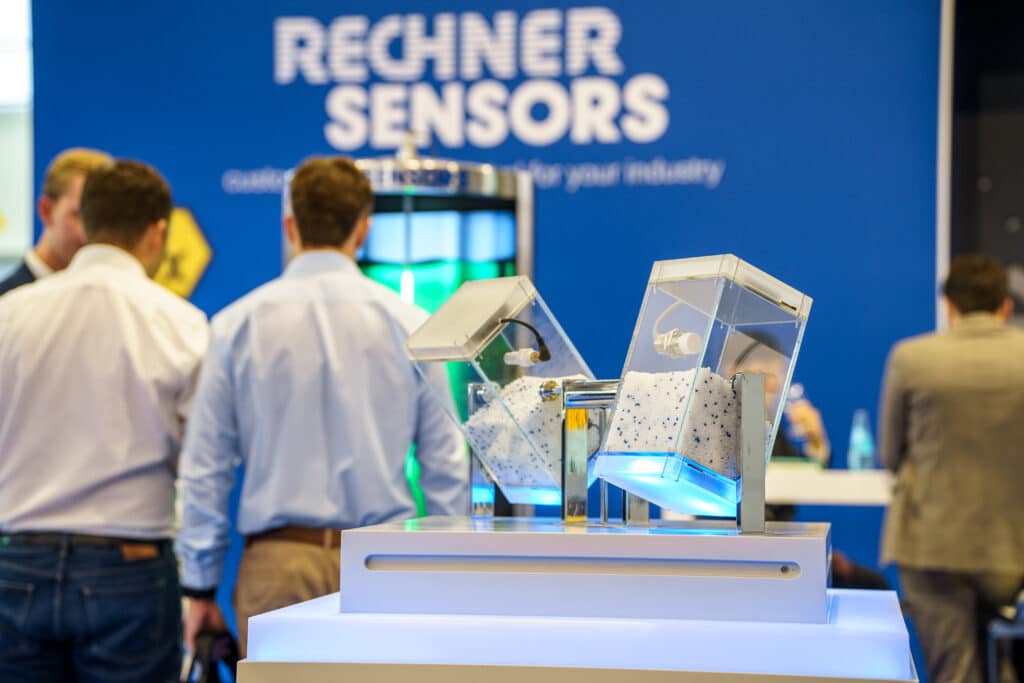 messefilm-produktion, produktvideo-dreh, sensortechnik-exponat, industrie-messestand, b2b-technologie, sensor-demo, beleuchtetes-display, detailaufnahme-produkt, corporate-kommunikation, event-dokumentation