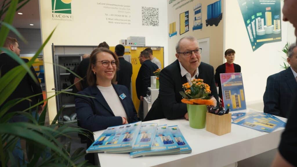 messefilm-b2b messestand-interaktion produktvideo-dreh kundengespräch-am-stand prospekt-material industrie-umgebung event-dokumentation b2b-kommunikation marken-auftritt