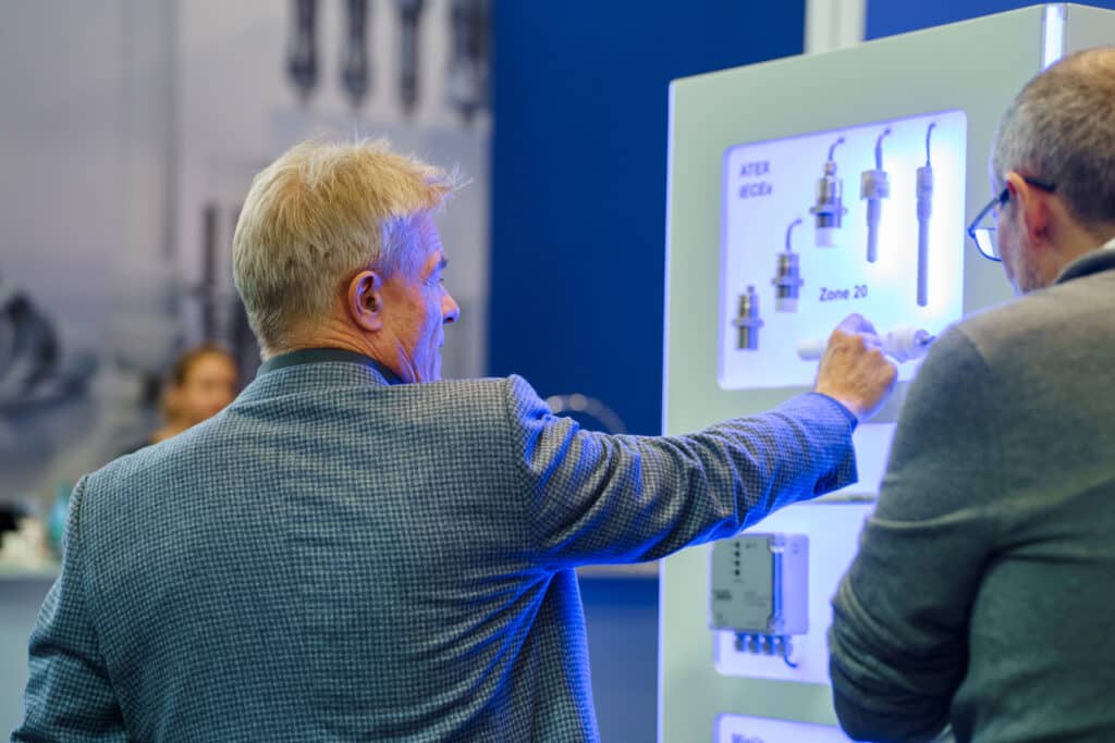 Messefilm-Produktdemo, Messestand-Interaktion, Industriesensorik-Display, B2B-Technikpräsentation, Live-Demo-am-Stand, Event-Reportage-Video