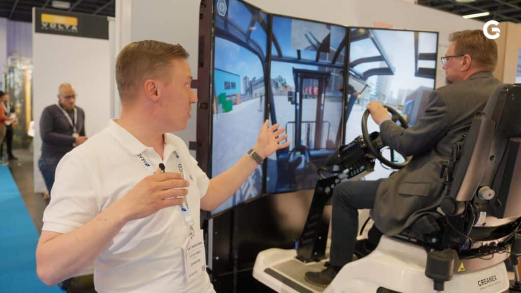 Messefilm-Produktdemo-Industriesimulator-Multiscreen-Fahrsimulator-Interaktive-Vorführung-Messestand-B2B-Technologie