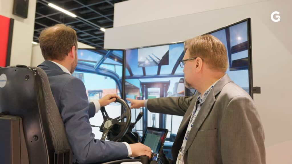 messefilm produktvideo simulator-demo lenkrad-bedienung monitorwand-setup touchdisplay-steuerung beratung-am-messestand b2b-technologie technik-detail close-up