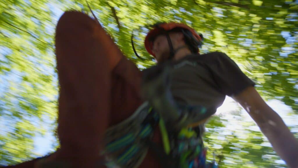 Outdoor-Imagefilm-Dreh, Baumpflege-Einsatz, Kletterausrüstung-im-Einsatz, Sicherheitshelm-und-Gurt, Dynamische-Kamerabewegung, Action-Nahaufnahme, Seiltechnik-Detail, Recruiting-Video-Content