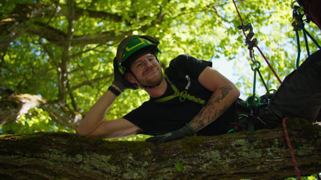Recruiting-Video, Handwerks-Imagefilm, Outdoor-Dreh, Baumpflege-Einsatz, Seilkletter-Technik, Sicherheits-Ausrüstung, Natur-Setting, On-Location-Produktion, Kletter-Setup, Detail-Ansicht