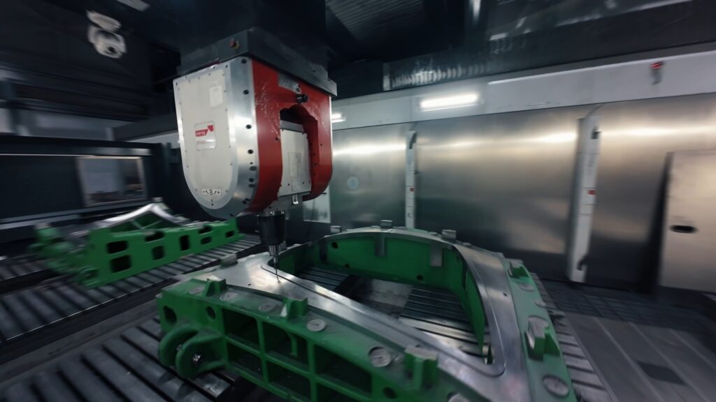 industrieumgebung-cnc-fraesmaschine metallbearbeitung-werkzeugmaschine praezisionsbearbeitung-formenbau produktvideo-maschinenaufnahme nahaufnahme-fertigung