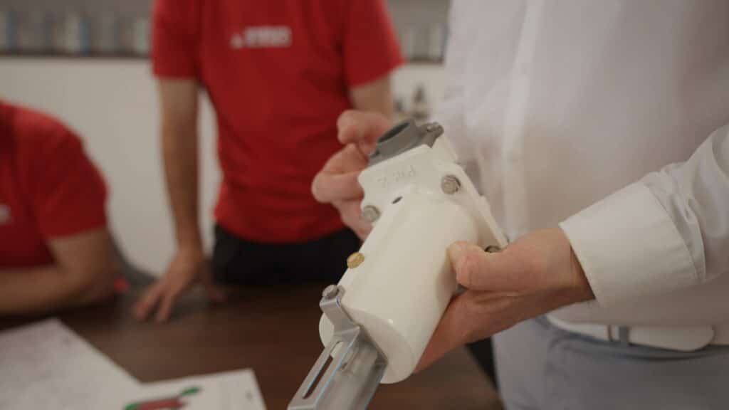 Produktvideo-Detailaufnahme, Industriebauteil-Demonstration, Technik-Hands-on, Entwicklungs-Meeting, Kamera-Makro, Tisch-Setup, B2B-Industriefilm