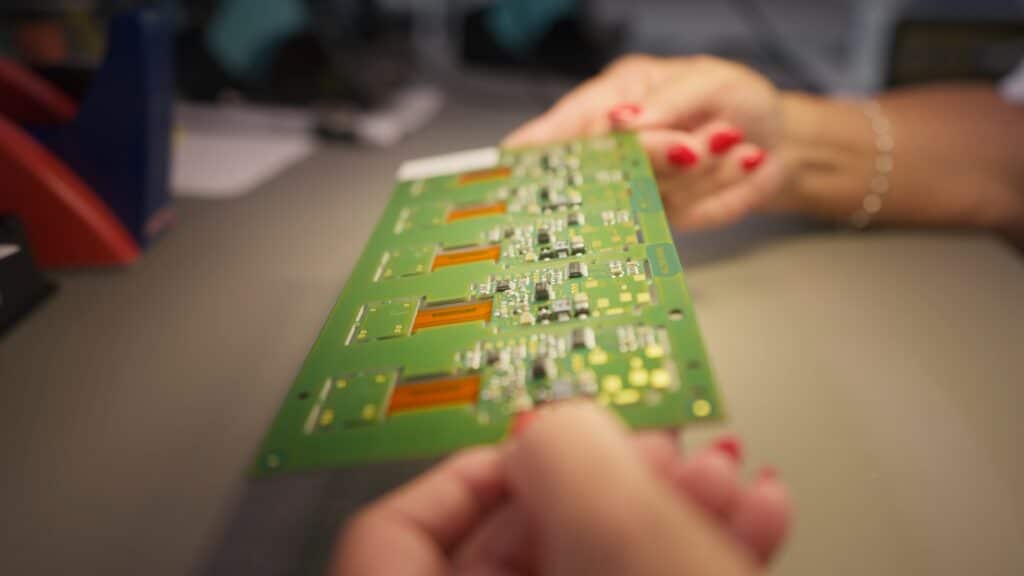 Makro-Aufnahme Leiterplatten-Inspektion Elektronik-Fertigung Industrie-Umgebung Produktvideo-Dreh Technik-Detail Handarbeit-Qualitätskontrolle