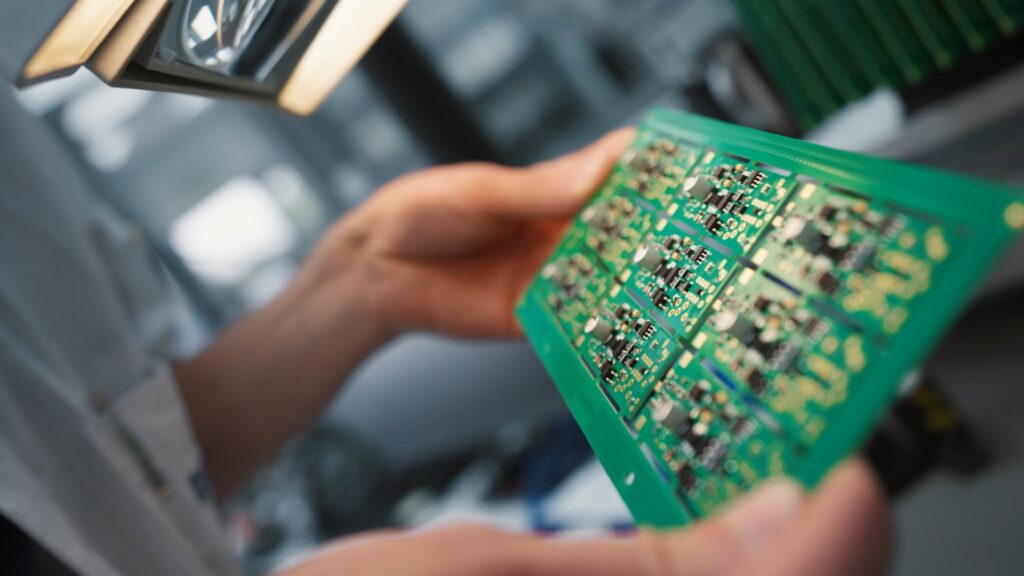 produktvideo-elektronik, industrie-umgebung, makroaufnahme-leiterplatte, qualitäts-prüfung, hightech-fertigung, detailaufnahme-bauteile, imagefilm-dreh, b2b-videoproduktion